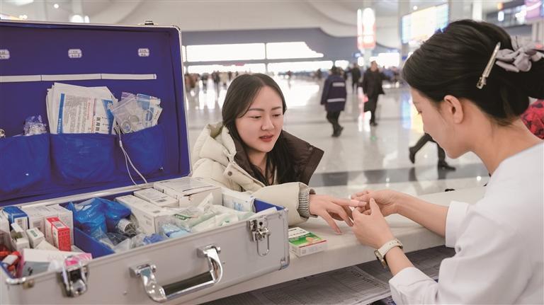 医护人员帮旅客处理伤口