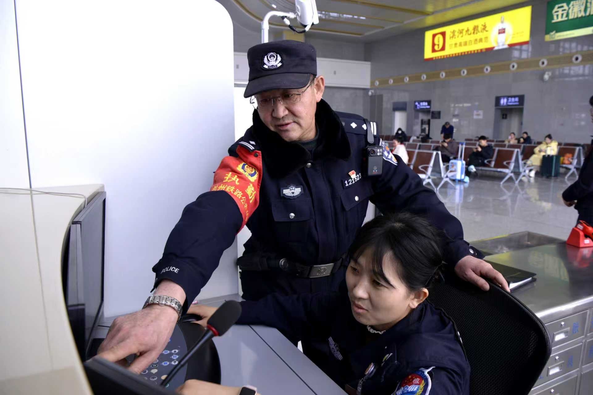 张成卓盯控安检