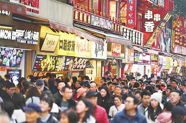 2月17日，重庆解放碑美食街，游人如织。记者 谢智强 摄/视觉重庆