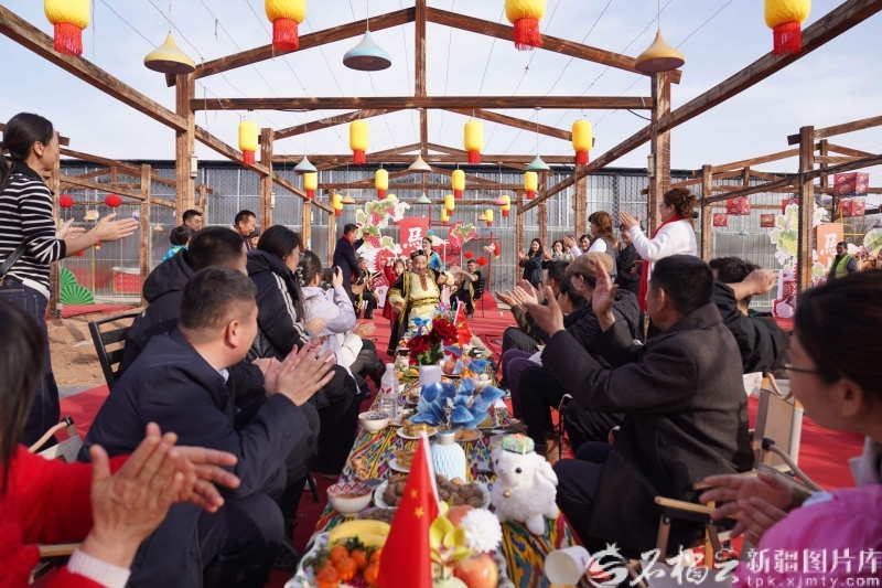 2月18日,吐鲁番市高昌区葡萄夜市,市民和游客一边品茶一边欣赏精彩的民俗歌舞。吾斯曼·阿不都摄