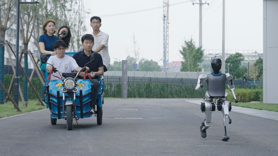 蔡明小品机器人背后的创始人：98年，穷养长大，清华辍学