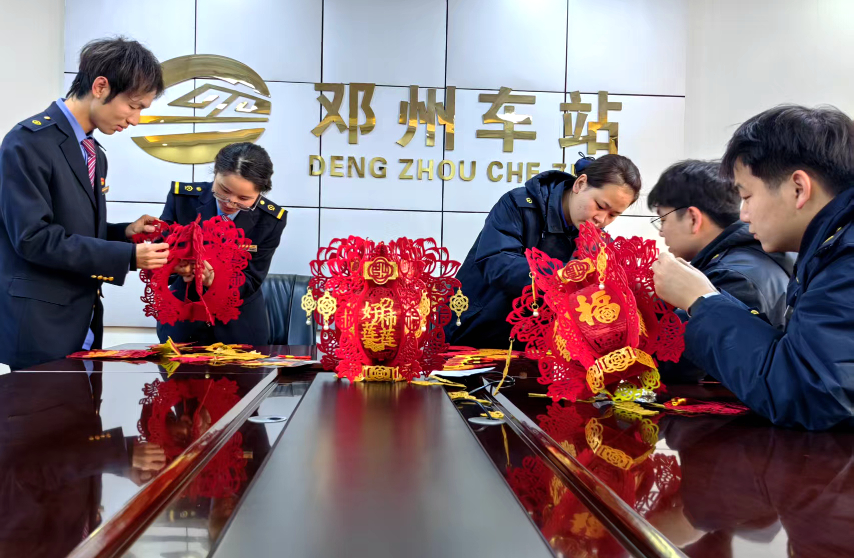 郑铁邓州站:团情相伴过小年 坚守岗位年味浓