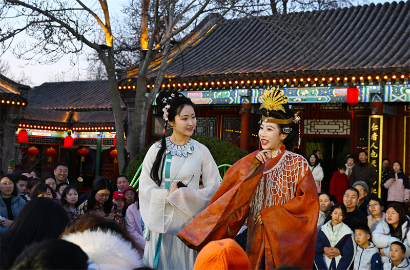 2月17日，游客在正定荣国府景区观看“一梦入红楼”演出。