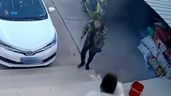 女婿放窜天猴意外崩到岳父