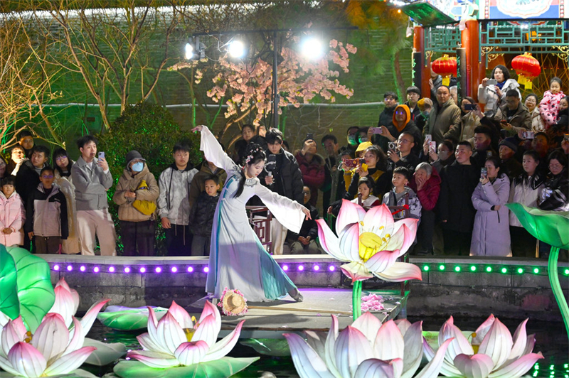 2月17日，游客在正定荣国府景区观看“一梦入红楼”演出。