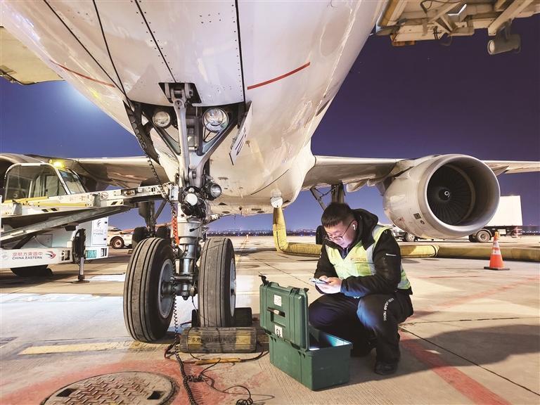 工作人员对飞机进行检查　薛晓霞　摄