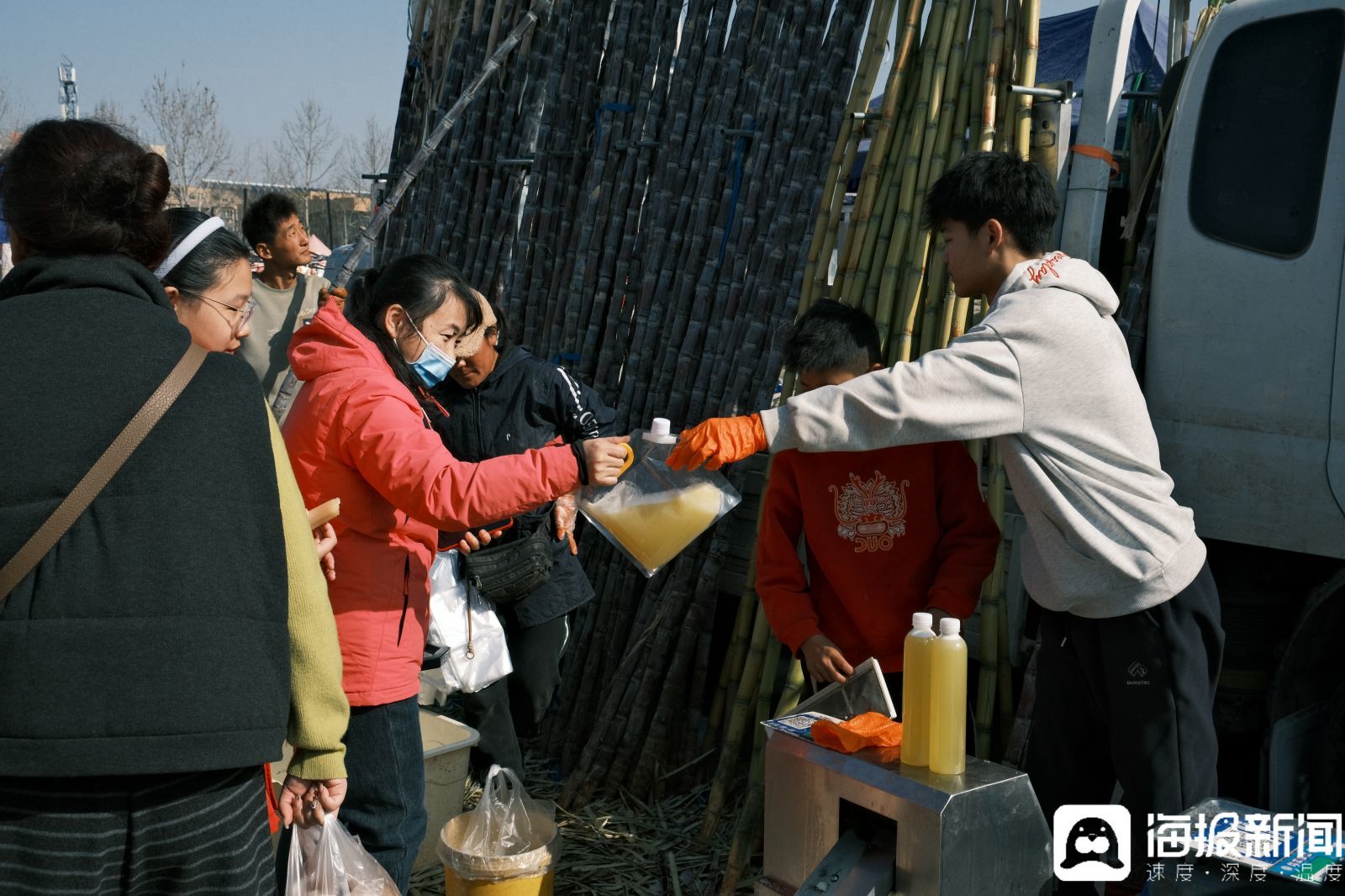 卖甘蔗汁的兄弟俩。