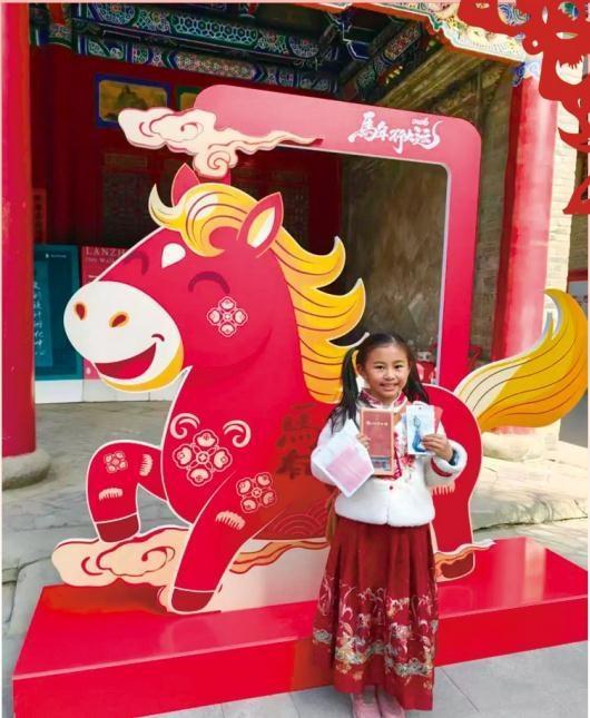 市民在兰州市博物馆内拍照打卡