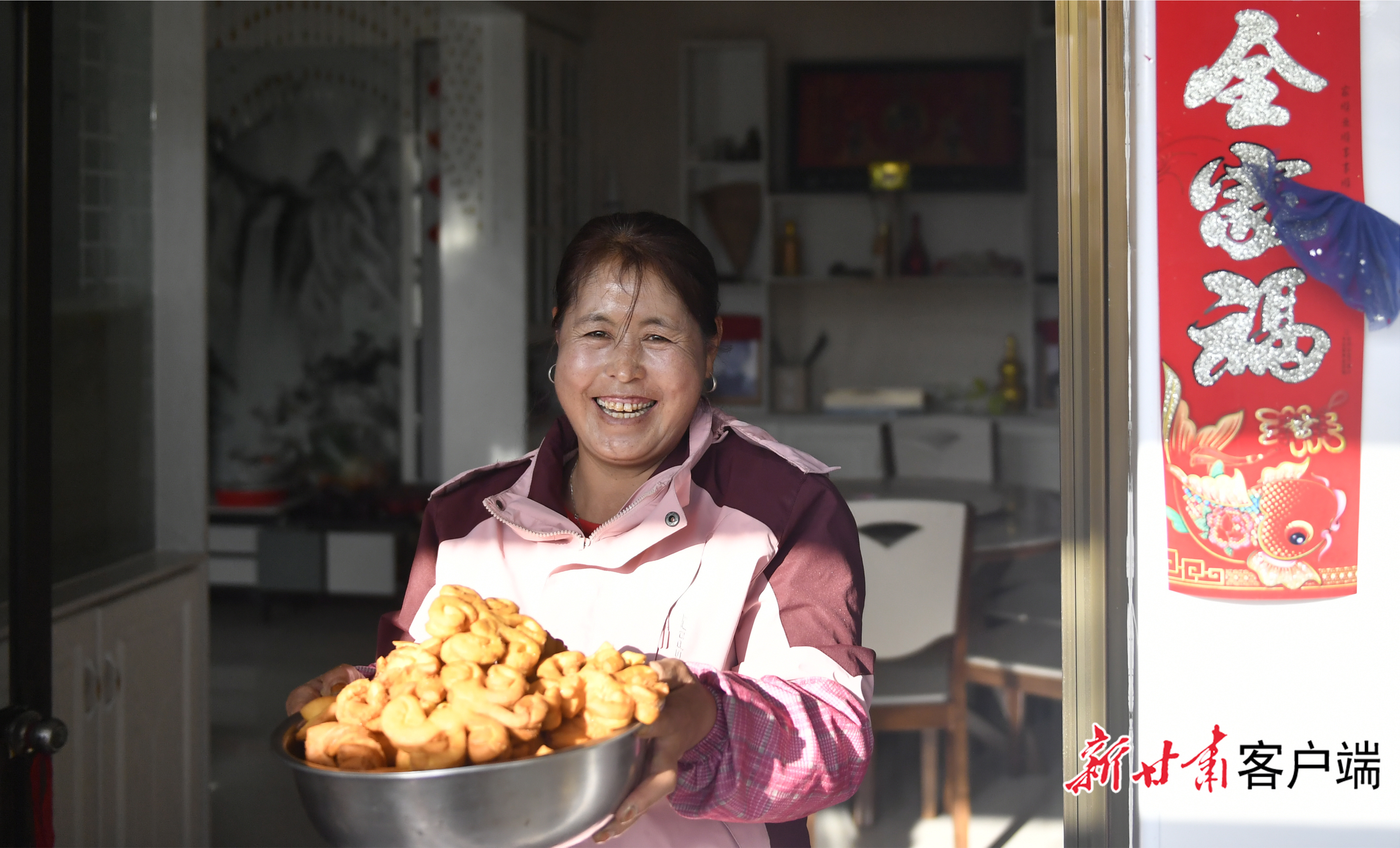 村民展示刚炸好的“油果子”　新甘肃&middot;甘肃日报记者裴强　摄