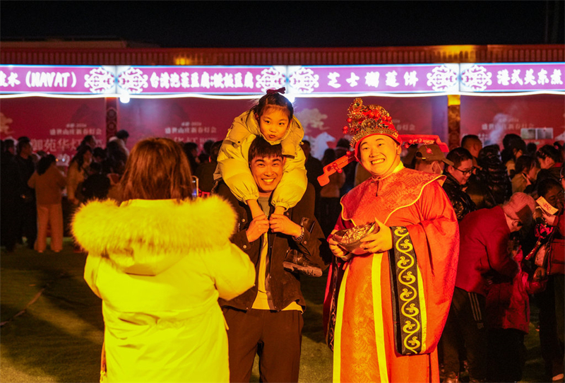 2月18日，游客在河北承德避暑山庄新春灯会游玩。