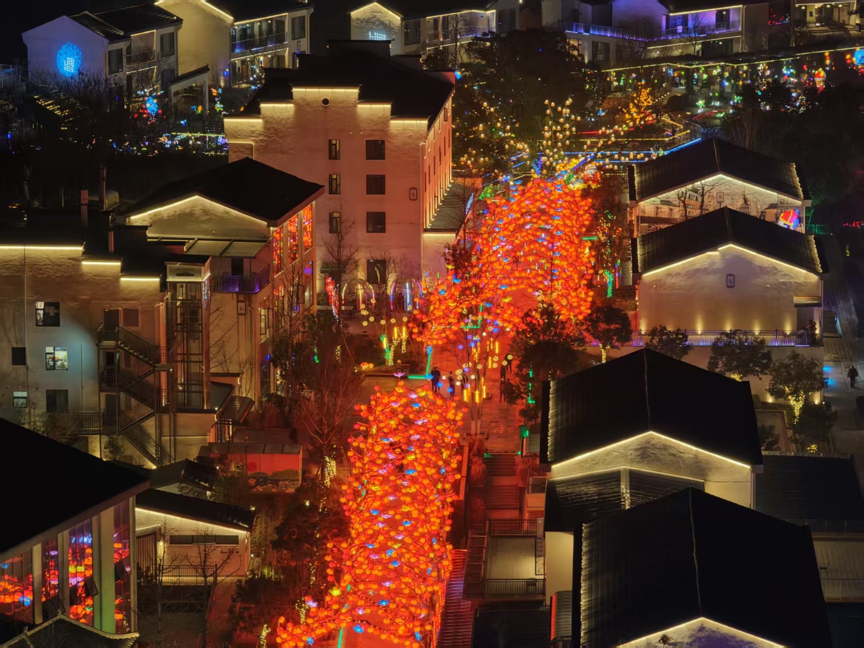 九江八里湖新区：“千灯焰”上演非遗大秀，吸引超3万人沉浸夜游