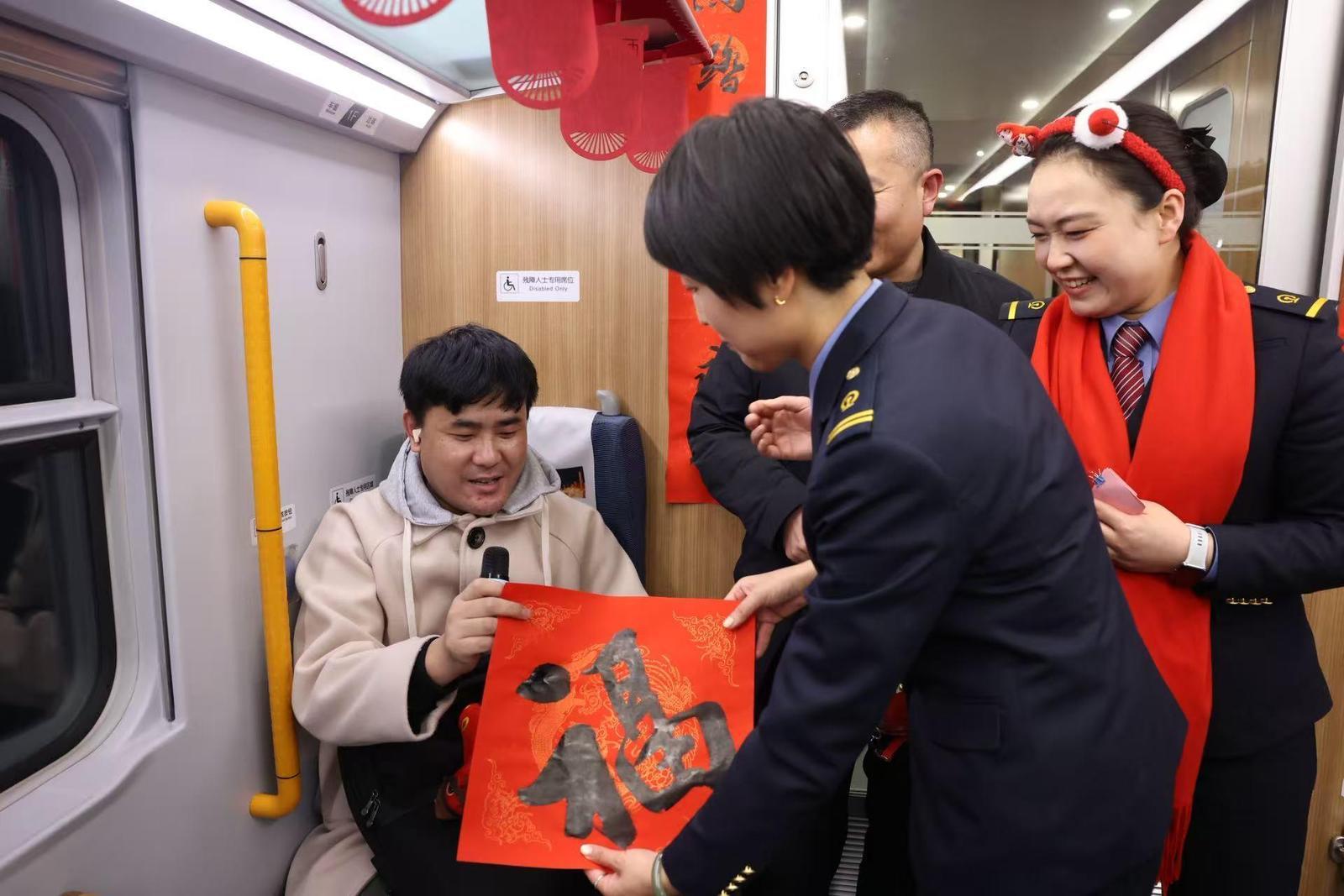 D42次列车奏响“流动的长安年味”