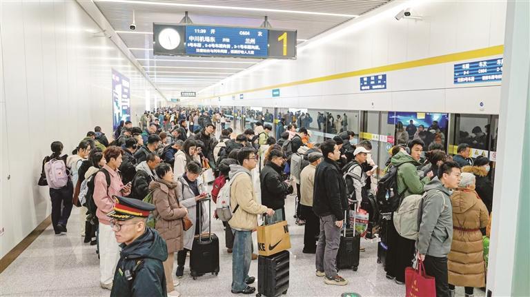 旅客等候城际列车换乘