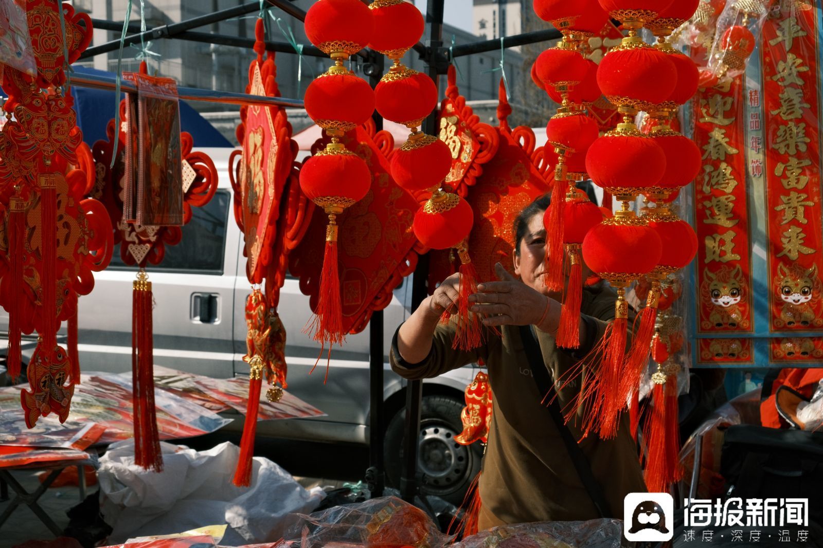 正在整理红色新年挂饰的商贩。