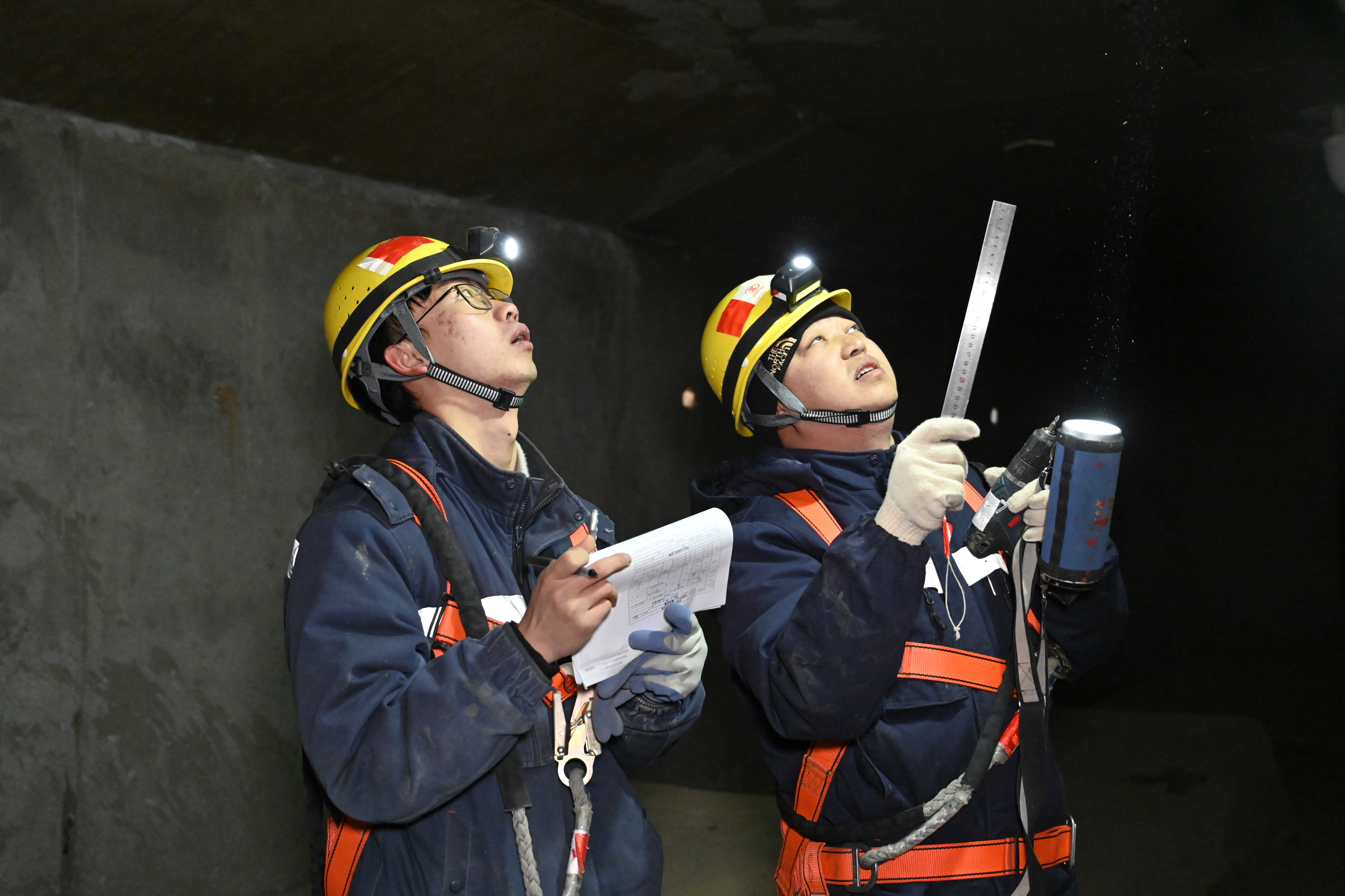 工长姚宜良正带领工友们在疏勒河大桥进行“天窗”作业