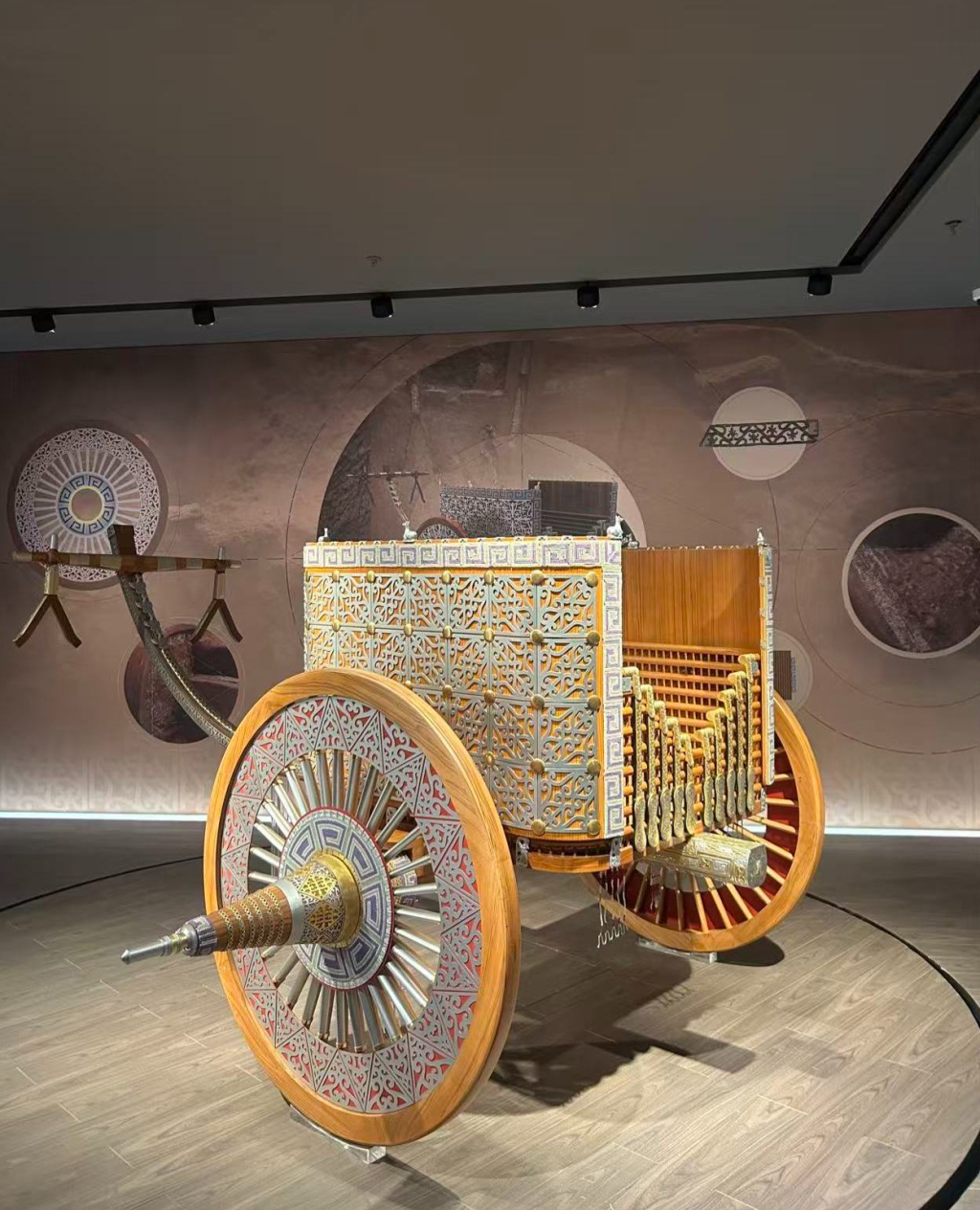 张家川县马家塬车舆博物馆展出的复原车辆