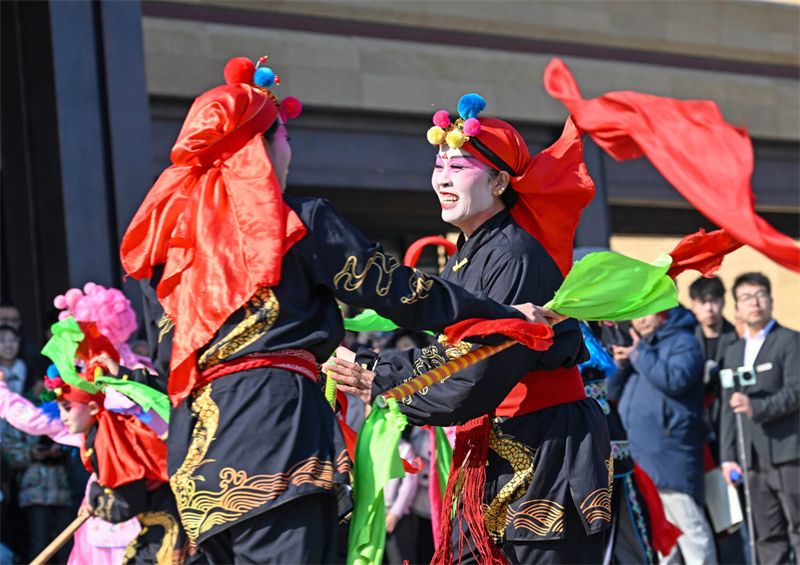 2月17日，民间艺人在沧州“非遗展演过大年”活动中表演。