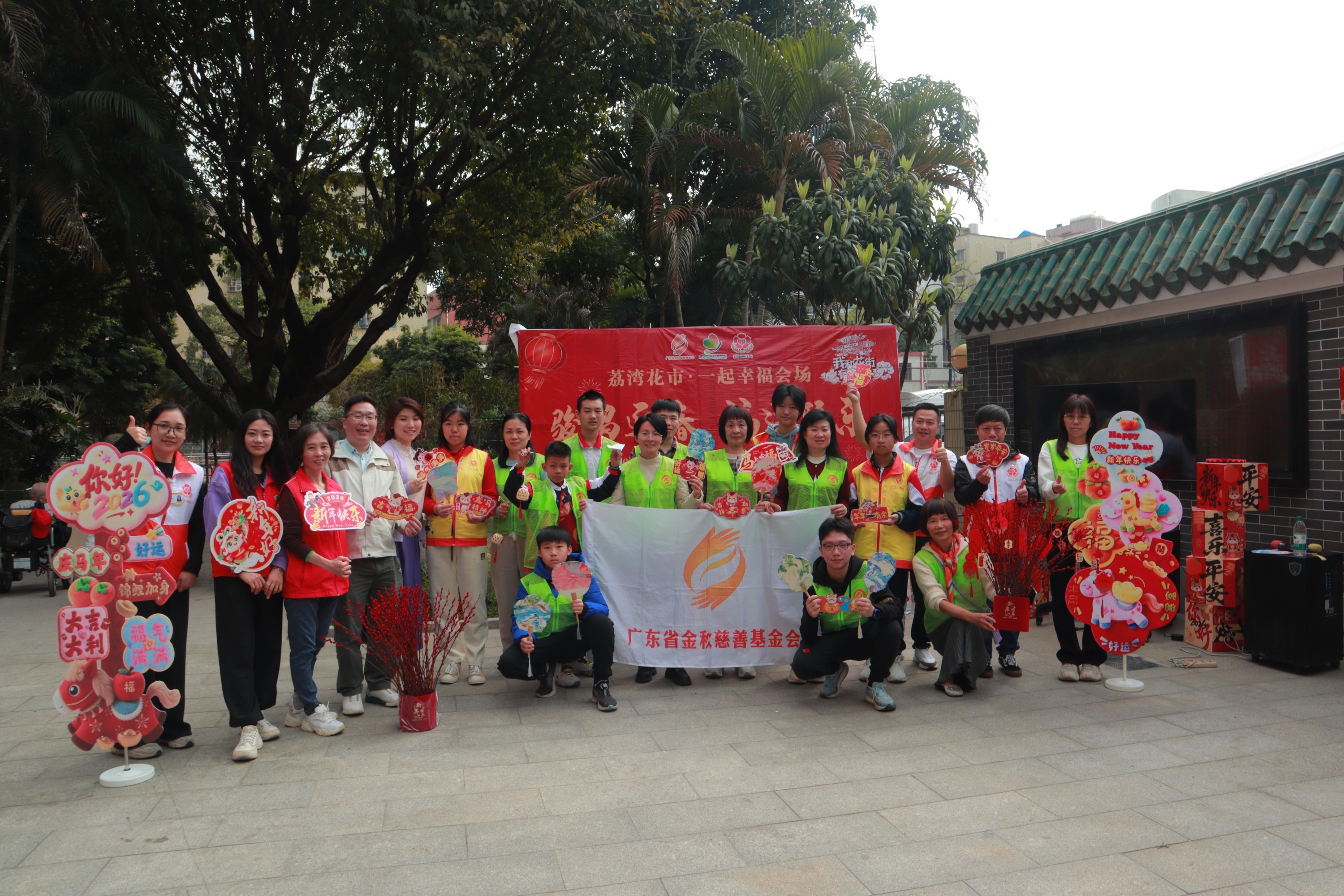 图：志愿者合影