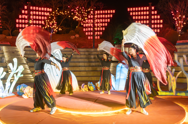 天台山风景区推出奇幻武侠夜游表演,吸引市民游客沉浸式互动体验。尹德揆 摄