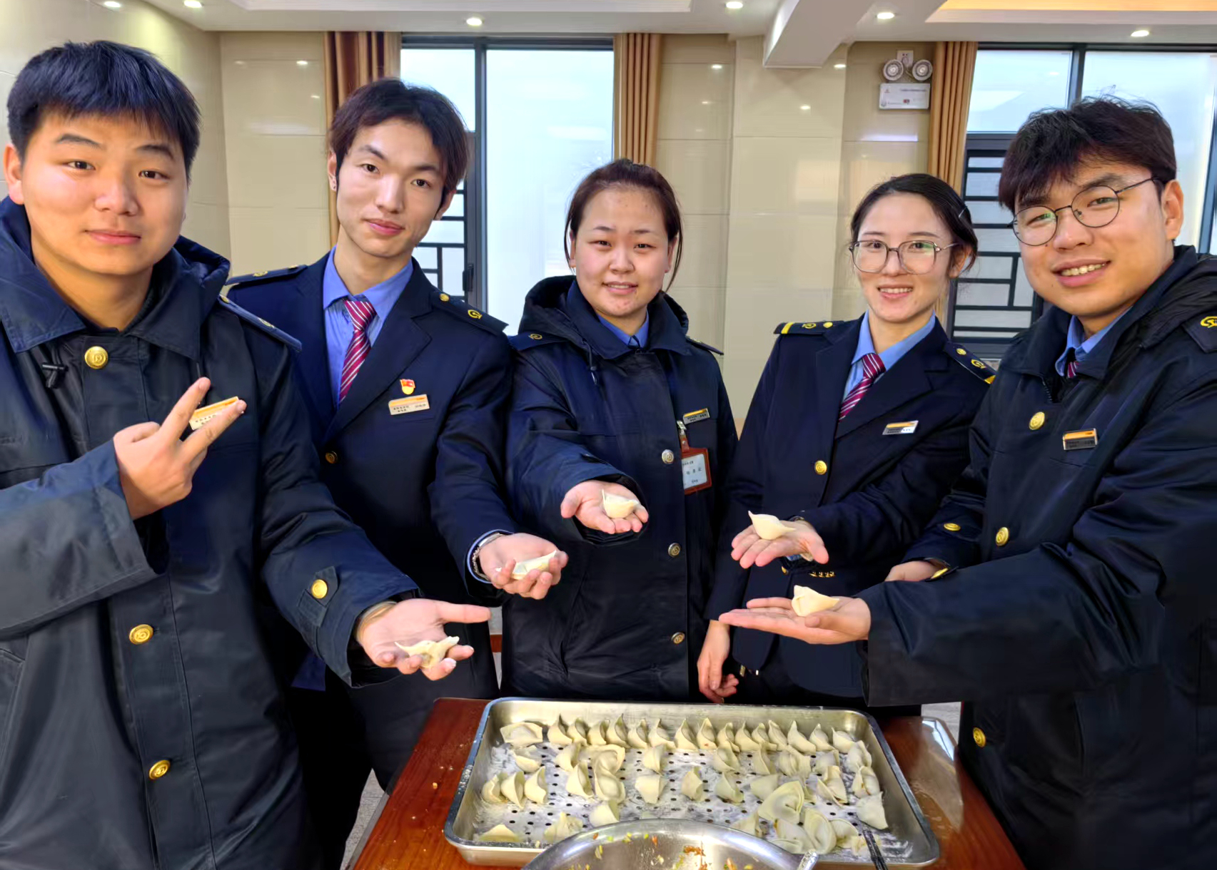 郑铁邓州站:团情相伴过小年 坚守岗位年味浓