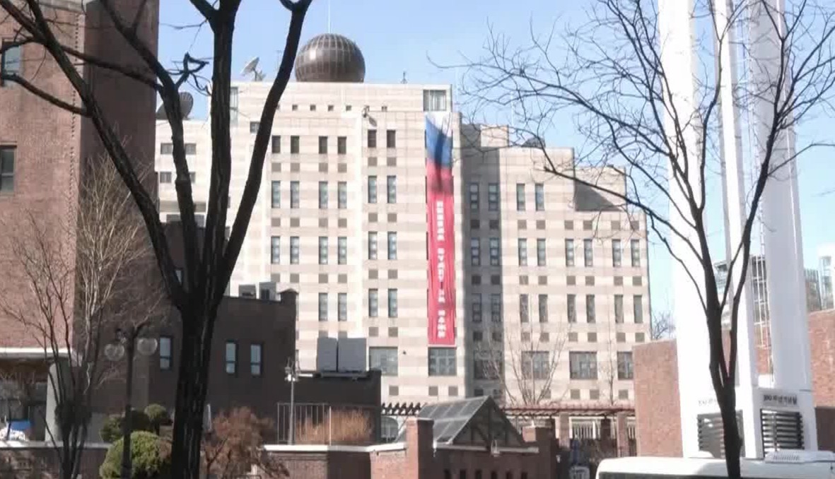 俄驻韩使馆挂出4层楼高的胜利标语，韩国抗议