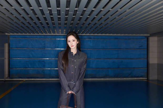 搜狐娱乐讯 2月24日，杨幂工作室在社交平台公开一组杨幂的看秀出发图，照片里的杨幂穿牛仔套装，公主风披发造型温婉大方。