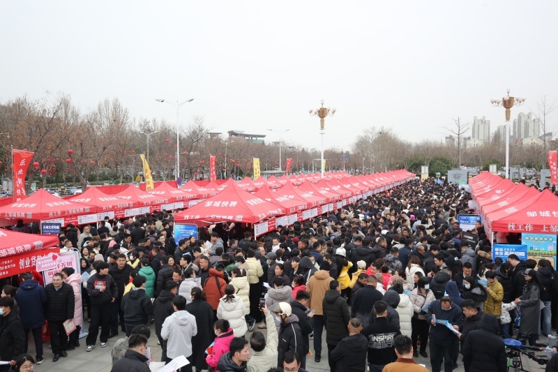 招聘会现场人潮涌动