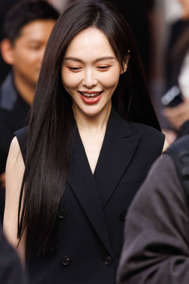 唐嫣和粉丝们互动。