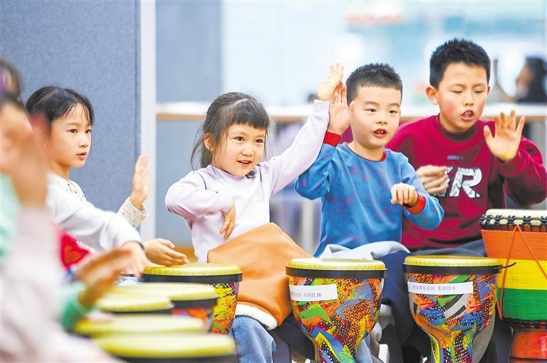 孩子们在兰州市城关区焦家湾东社区托管班学习打手鼓　新甘肃&middot;甘肃日报记者　丁凯