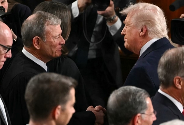 关税裁决后,特朗普与首席大法官互动引关注