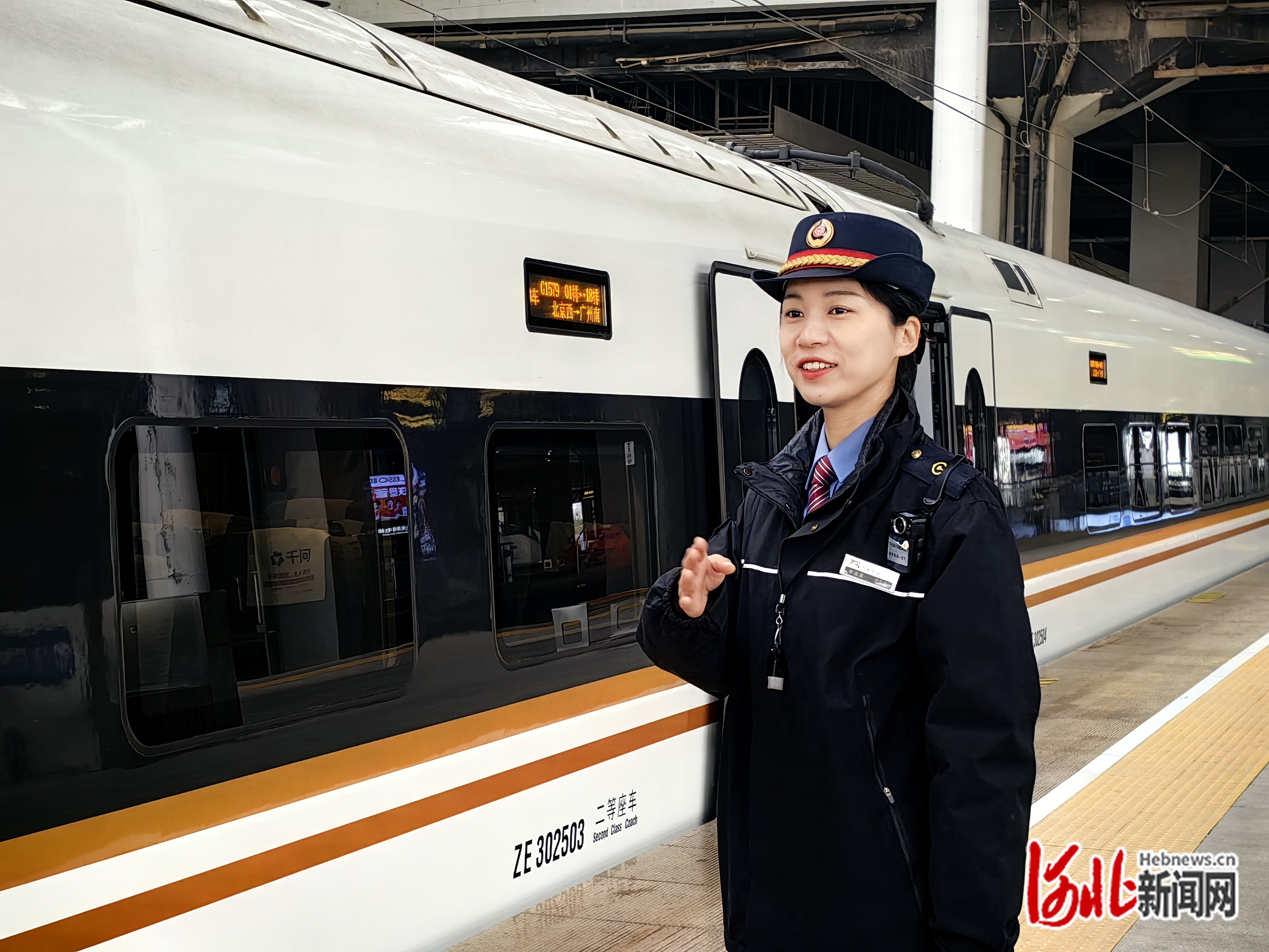 客运员王杉杉在工作。袁欣悦摄