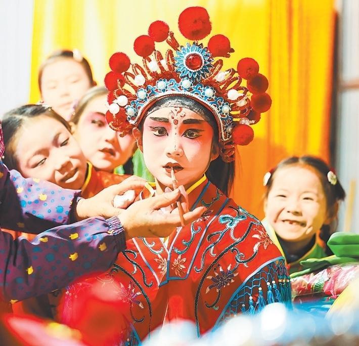 静宁县李店镇五方河村社火队的小演员正在化妆准备演出　新甘肃&middot;甘肃日报通讯员　侯崇慧