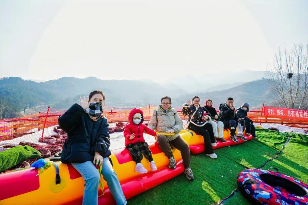 游客在济南莱芜区雪野街道王老村体验冰雪趣味项目