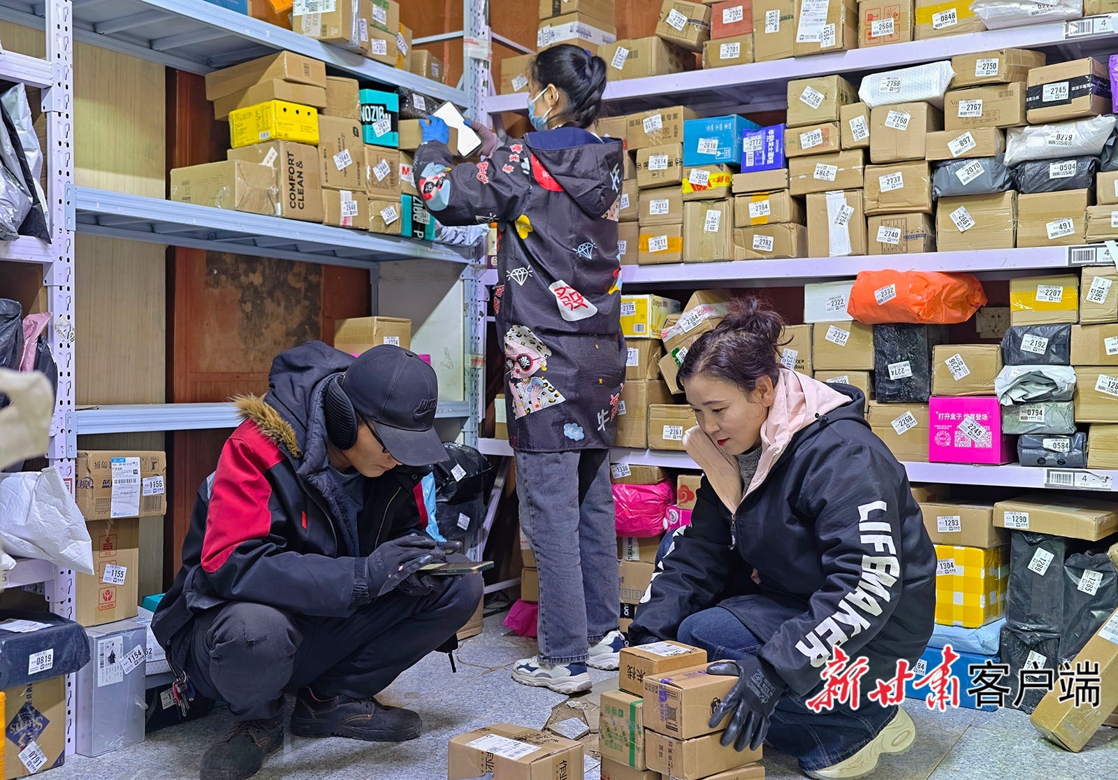 2月24日,西峰区一家快递驿站内,工作人员忙着将快递分拣、出库。