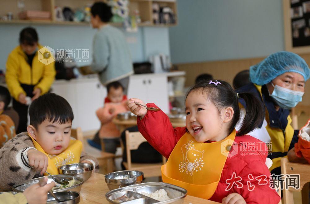 孩子们托育服务中心吃午餐(吴文兵摄)