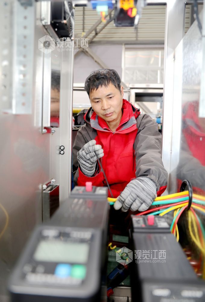 2026年2月25日,江西省吉安市峡江县城南工业园区一电器企业生产车间,工人在赶制变压器订单。