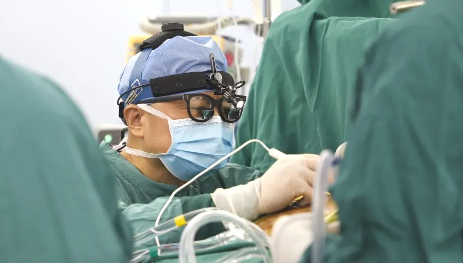 陈文生主任医师手术中