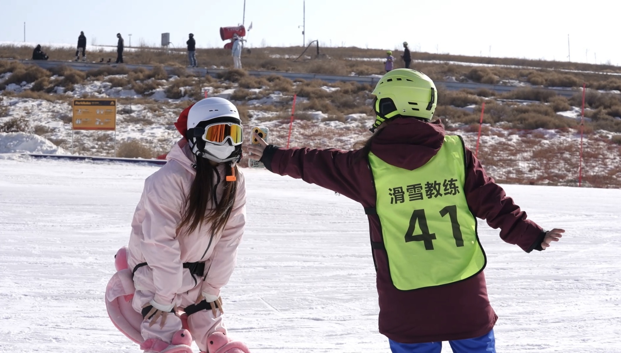 专业教练为学员拍摄滑雪视频