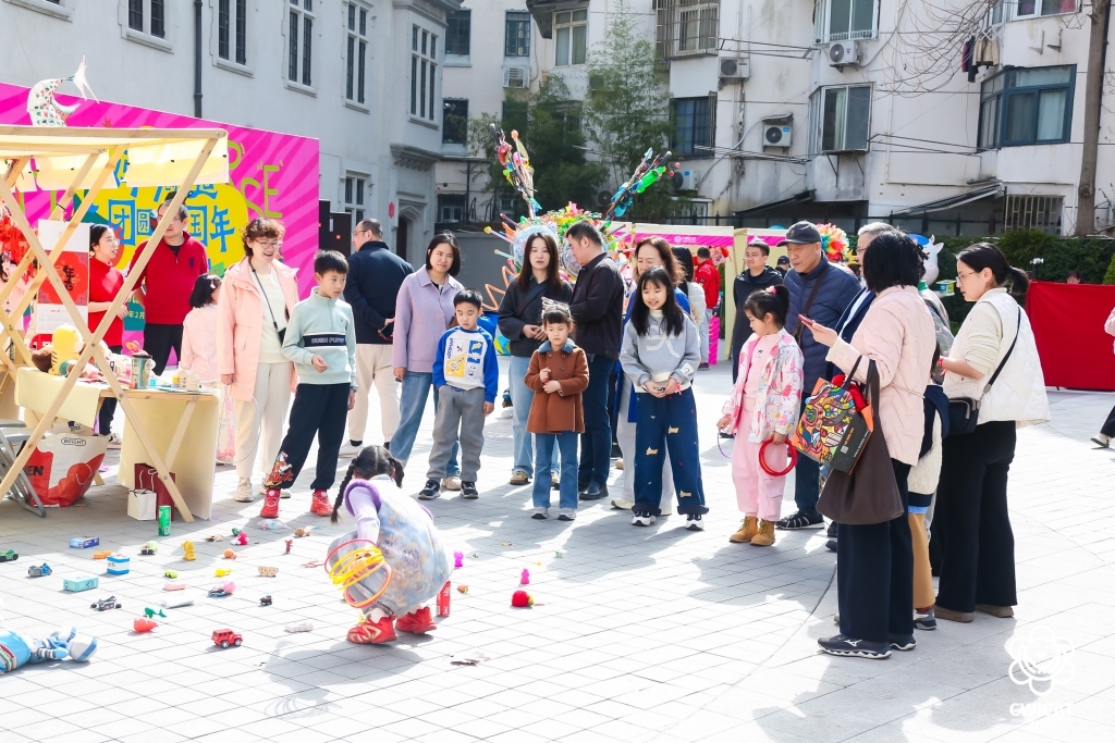 游园会现场的趣味套圈游戏