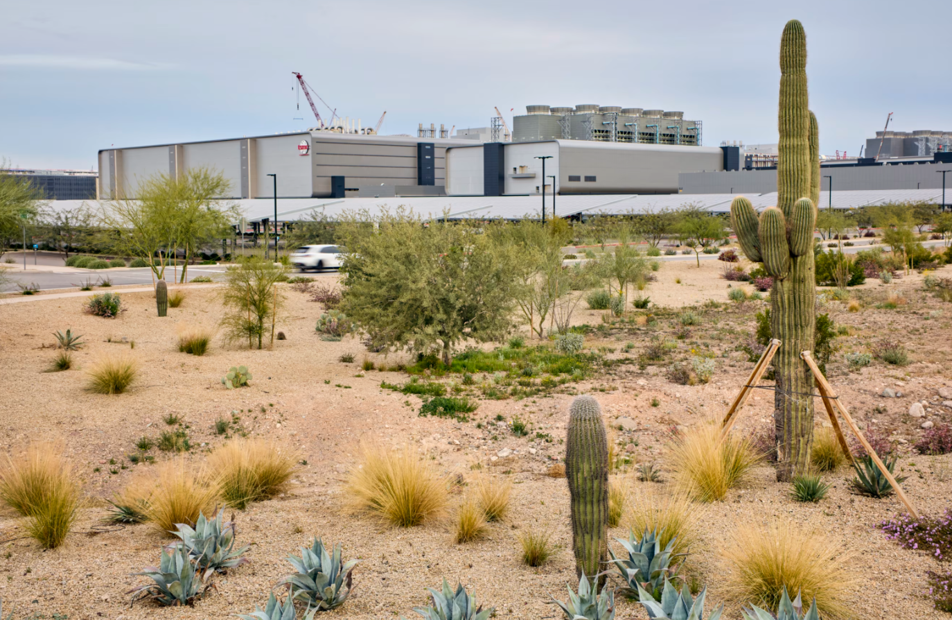 美媒实地探访沙漠工厂:苹果如何让芯片供应链重返美国?