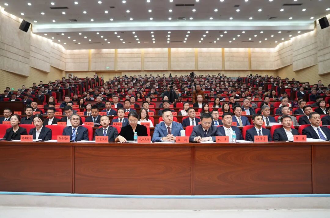 ▲会议现场,区内企业家代表坐前排,居中间,尊企重企的鲜明导向,释放出长春新区与企业家、科学家同心同向、共谋发展的坚定信心。