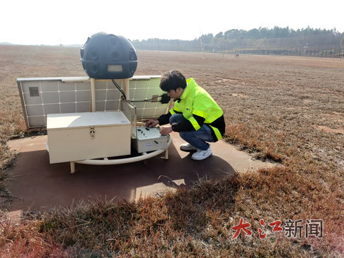 机场鸟击防范员谢小斌正在检查防鸟设备。李淑芳摄