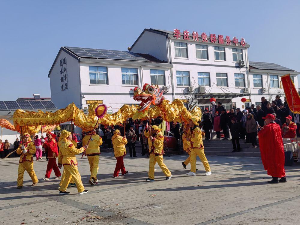 春节假期期间，“遇山半里”乡村振兴片区举行舞龙活动