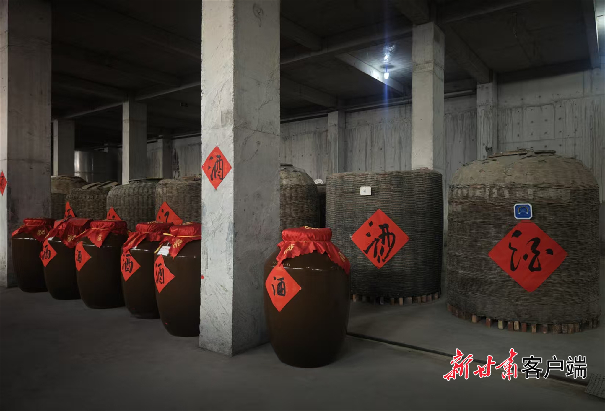 地窖里整齐摆放着数十个陶坛和30多个硕大的酒海