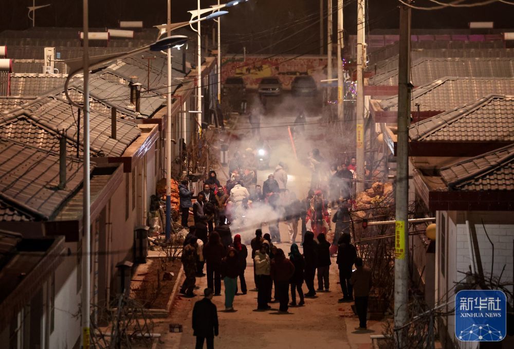 2月21日,在甘肃省静宁县贾河乡侯山村,社火队员在表演。