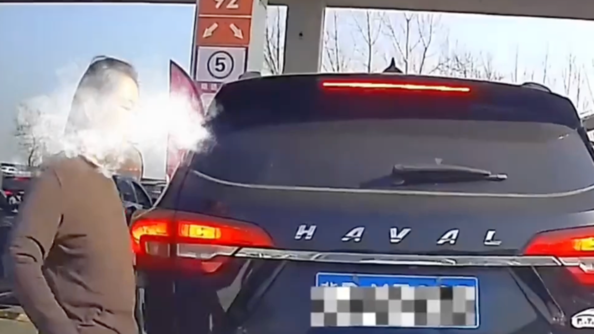 没招了！加油站“人肉插队”，男子加油遇前方女子躺引擎盖阻止其先加油：“真的好气啊，但又怕碰瓷”