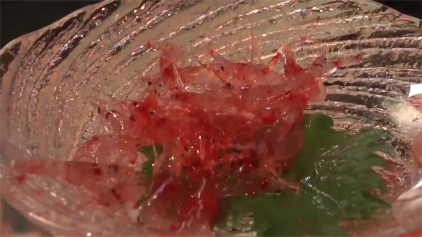 见识一下日本人吃稀少的樱花虾，开眼界了，就差下到水里追着啃