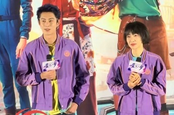 王鹤棣宋茜现身青岛 用家乡话送祝福