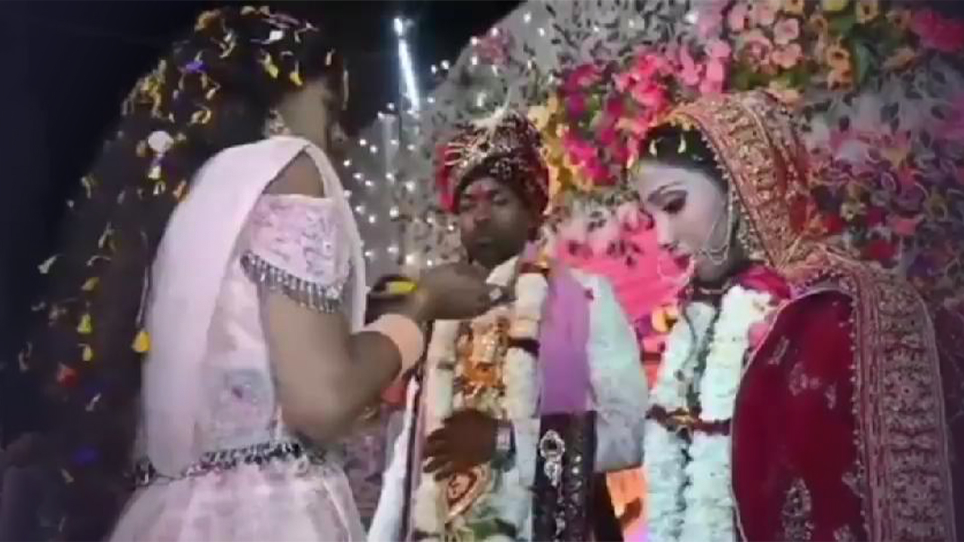 印度婚礼惊魂：18岁新娘被纠缠她两年的邻居当众枪击，腹部中弹倒地，鲜血染红嫁衣