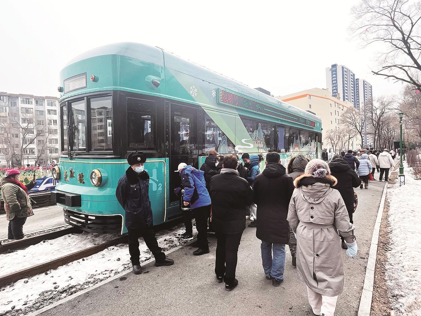大年初一,吉林市“氢凇号”氢能源文旅观光列车正式载客试运营。 张添奥 摄